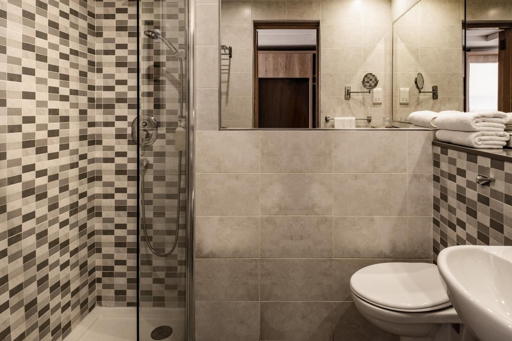 Qawra Palace & 4* St Paul's Bay